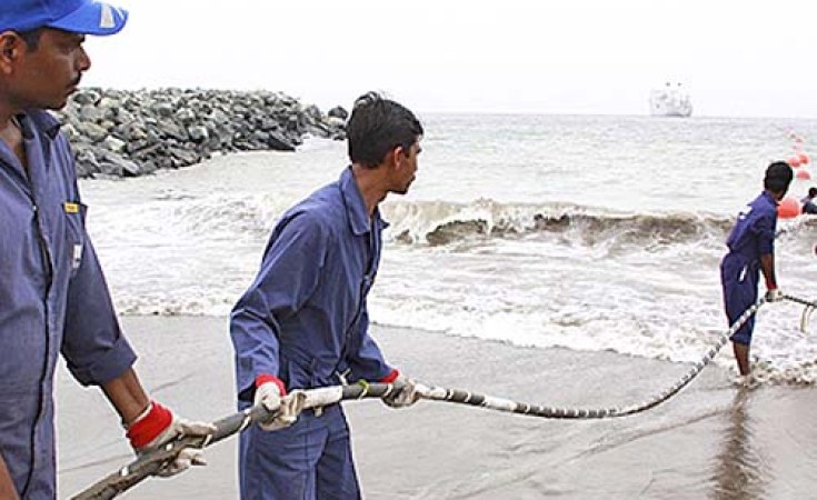 Des ouvriers en train de poser un cable de fibre optique à Madagascar